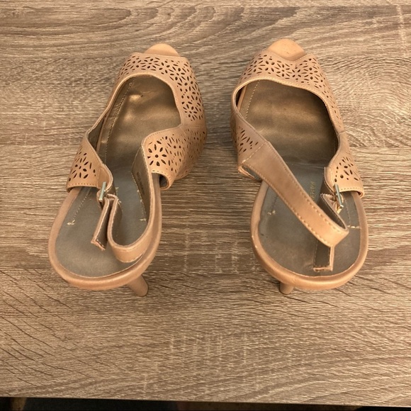 BCBGeneration Platform 2” Pump 5.5” Heels - Sz 10 - Cream - Picture 10 of 13